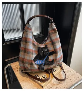 Nahaufnahme der Retro-Woll-Tote-Bag mit 3D-Plüsch-Katzen-Stickerei und Karomuster-Detail