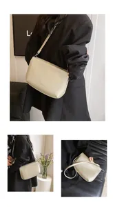 Détail du sac accordéon en cuir PU beige minimaliste avec bandoulière réglable