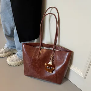 Sac Fourre-tout de Grande Capacité Style Maillard Rétro en Cuir PU Sac à Bandoulière pour Femme Casual Urban Commuter Avec Pendentif en Peluche