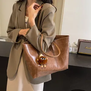 Grand sac cabas en cuir marron avec bandoulière rétro et charmant pendentif peluche