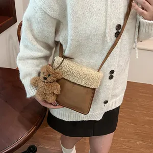 Umhängetasche aus Wildlederimitat und Fleece mit Bärenanhänger für Damen im Winter