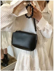 Détails du sac en cuir PU noir avec poignée en perles noires et fermeture éclair argentée