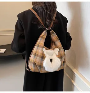 Rückansicht eines Modells mit karierter Wolltasche und weißem Plüschtier-Dekor