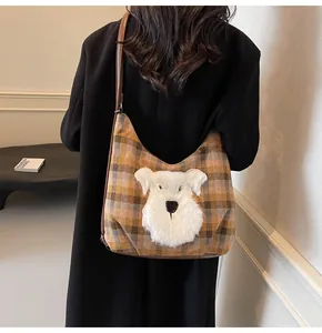 Nahaufnahme der gelben Plaid-Hobo-Tasche mit Schnauzer-Patch und braunem Lederriemen