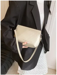 Détail du sac en similicuir beige avec logo LUKADI BAG et bandoulière amovible