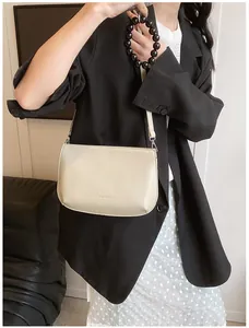 Vue détaillée du sac bandoulière accordéon beige avec logo de la marque LUKADI