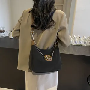 Sac à bandoulière rétro en toile noire avec garniture en cuir brun et chaîne argentée