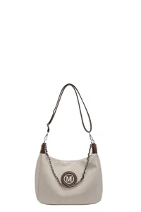 Vue détaillée du sac lune crème avec décor de chaîne argentée et logo M en métal