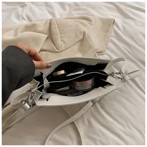Vue de dessus de l'intérieur d'un sac blanc montrant les compartiments et la capacité réelle
