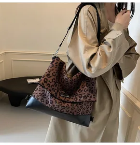 Detail of a leopard print hobo bag with adjustable strap and canvas-PU material