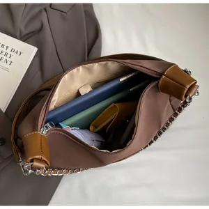 Vue intérieure du sac à dos marron montrant le rangement tablette et parapluie
