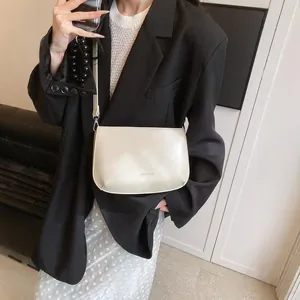 Sac bandoulière crème chic avec logo LUKADI BAG argenté sur corps en cuir épuré