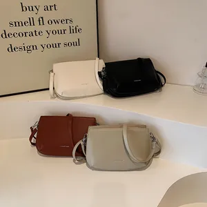 Sacs bandoulière minimalistes en cuir en quatre couleurs sur un présentoir à marches
