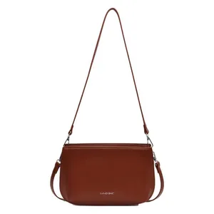 Sac bandoulière minimaliste en cuir marron avec sangle réglable et logo Lukadi