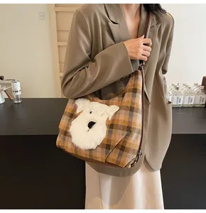 Detail der Woll-Plaid-Tragetasche mit Schnauzer-Aufnäher und braunem Lederrand