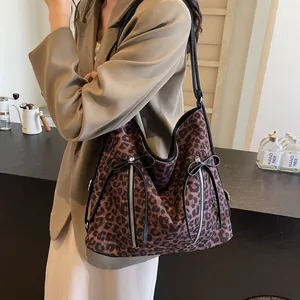 Bolso tote de lona con estampado de leopardo y lazo de gran capacidad en escena real