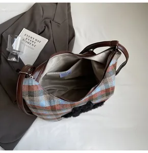 Detailansicht der Innenseite der karierten Tasche mit Reißverschlussfach