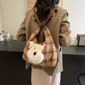 Karo-Rucksack aus Canvas mit Plüschwelpen-Deko und schmalen Lederriemen für Damen