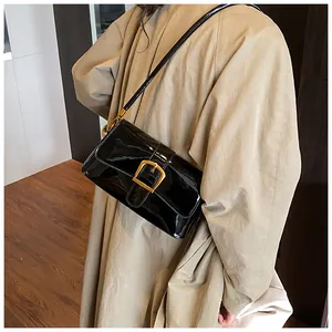 Detailansicht der schwarzen Lackleder-Schultertasche mit goldener quadratischer Schnalle