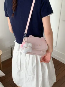 Sac bandoulière rose en forme de chat avec oreilles 3D et breloque peluche sur mannequin