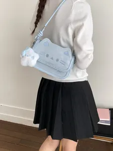 Sac bandoulière bleu clair en daim en forme de chat avec un pendentif étoile en peluche