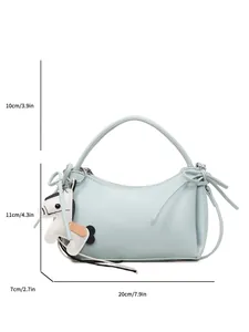 Hellblaue Baguette-Handtasche mit Schleifen-Details und Produktmaße 20cm x 11cm x 7cm
