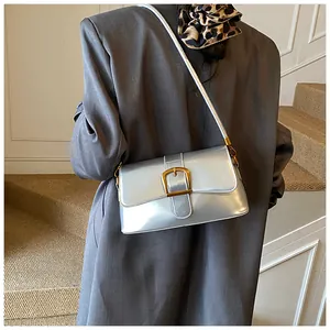Sac sous le bras argenté métallisé avec boucle carrée dorée et finition brillante