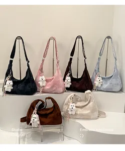 Présentation de sacs croissants en six couleurs avec de mignons pendentifs en peluche