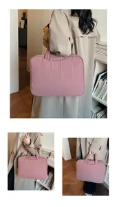 Gros plan du sac cabas matelassé rose montrant les coutures et la texture nylon