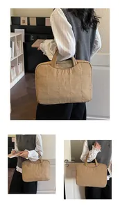 Détail du sac d'ordinateur matelassé kaki montrant le tissu rembourré et la couture