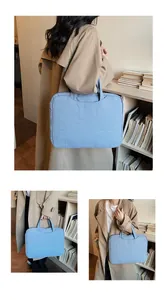 Détail du sac cabas matelassé bleu clair avec poignées et tissu imperméable
