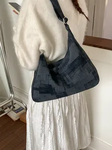 Sac hobo rétro gris avec texture peinture à l'huile et bandoulière réglable sur modèle