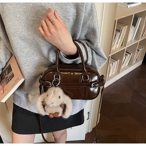 Détail du sac bowling rétro marron brillant avec un charmant lapin en peluche doux