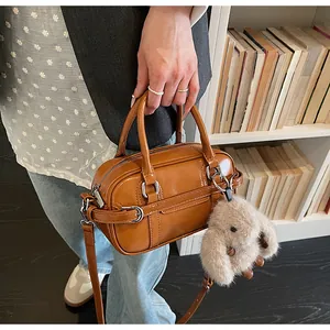 Sac bowling marron en cuir PU vintage avec breloque lapin et bandoulière