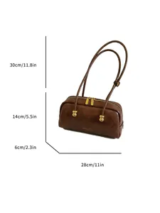 Bolso Boston retro marrón con dimensiones sobre un fondo blanco impecable