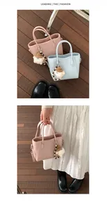 Détail de sacs seaux rose et bleu clair avec charme mouton en peluche et perles en bois