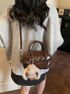 Sac baguette rétro marron foncé avec breloque lapin en peluche et bandoulière amovible