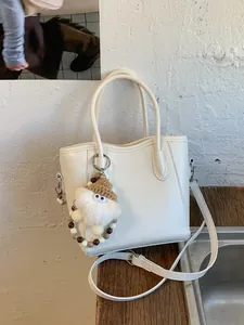 Sac à Main Élégant en Cuir PU à Bord Festonné pour Femmes Sac Seau Polyvalent Avec Joli Pendentif Elfe en Peluche