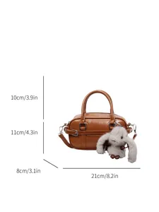 Sac Boston vintage marron avec deux poignées et un porte-clés lapin en peluche mignon