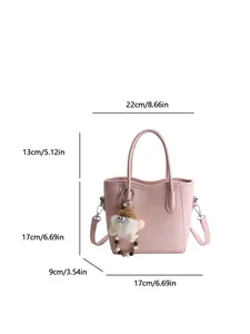 Sac seau en similicuir rose avec breloque peluche et dimensions précises pour femme