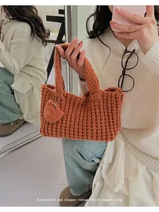 Detalle de un bolso de ganchillo naranja hecho a mano con punto texturizado y marca