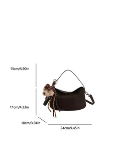 Borsa baguette marrone scuro minimalista con ciondolo a orsetto e tracolla