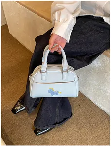 Detail der hellblauen Baguette-Tasche aus Leder mit Cartoon-Pony-Stickerei