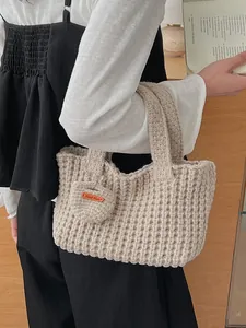 Handgemaakte beige gehaakte draagtas met hartjesbedel en gebreide textuur voor dames