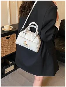Detail der weißen Kunstledertasche mit bunter Pferdestickerei und schmalem Schultergurt