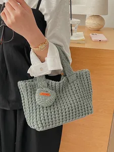 Handgemaakte gehaakte handtas in saliegroen met een stijlvol Hand Made bedeltje eraan