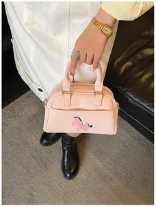 Detail der rosa Kunstledertasche mit weicher Plüsch-Pferdestickerei und Silberbeschlag