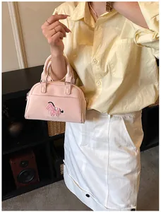 Detailansicht der rosa Baguette-Tasche mit Pony-Stickerei und silbernem Reißverschluss