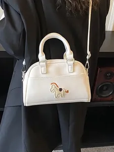 Minimale weiße Baguette-Tasche mit Pferde-Stickerei und doppelten Tragegriffen