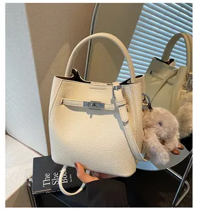 Dettaglio della borsa a secchiello in pelle martellata bianco crema con fibbia argentata
